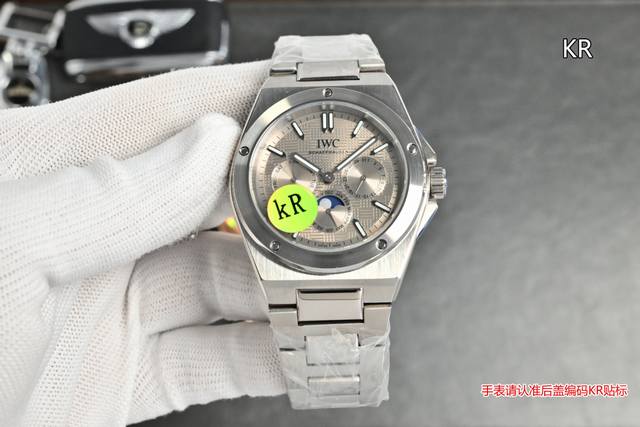 白 -金 Kr新品 万国工程师系列万年历腕表，复刻界最复杂的腕表，所有功能同步原装，所有功能调节通过把头控制. 1 功能介绍 3点钟位置显示日历，9点钟位置显示