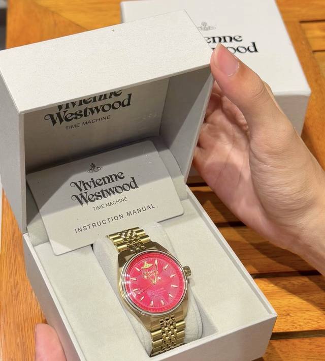 西太后介个火龙果配色尊嘟泰夏天啦 玫红色大表盘金灿灿的表带 戴手上好显白显气质质感也好好 我尊嘟越看越喜欢！ 感觉日常随便搭搭都可好看啦 #高考后的第一件礼物