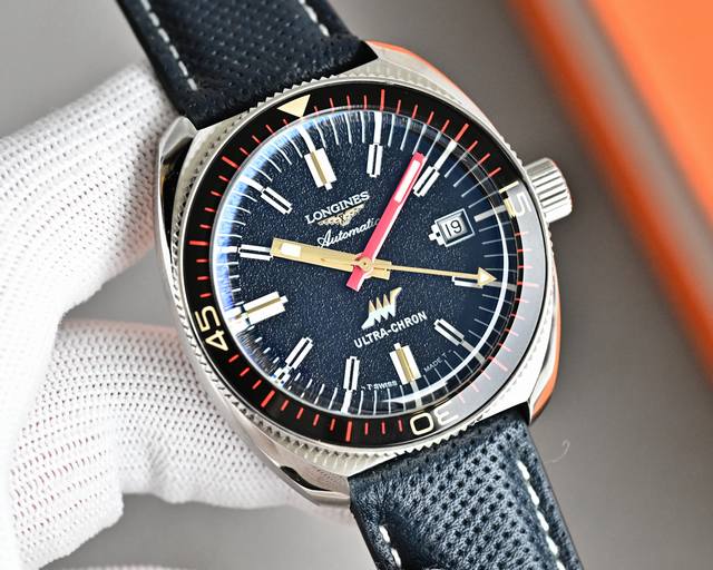 浪琴 Longines 全新 浪琴表高频精密天文台系列 1. 43毫米枕形316精钢表壳，醒目的红色分针与时针均涂以夜光涂层，贼予表款鲜明的先锋运动风格，300