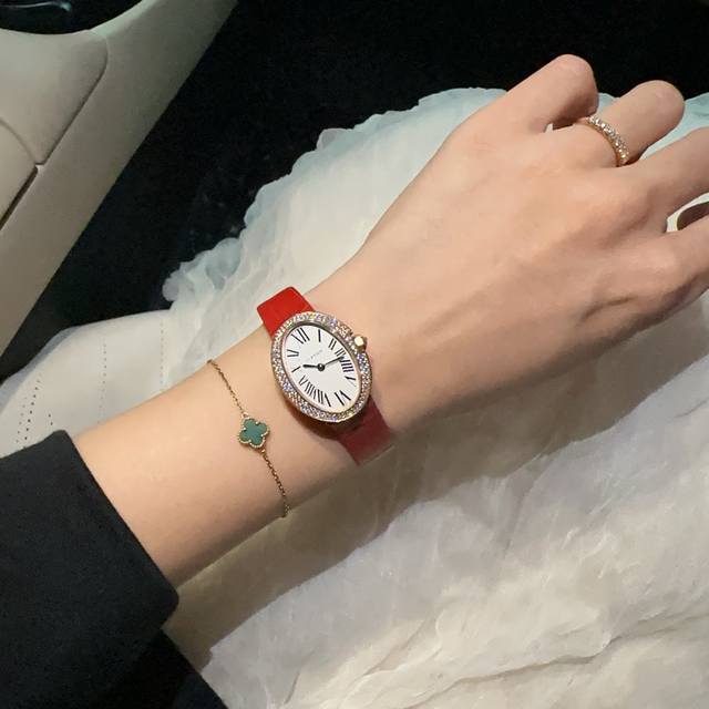 牛货卡家经典之作浴缸系列Baignoire 小号尺寸31X24毫米，大号36X26毫米，别致大方夺人眼球，时髦中更透露一丝奢华，实物拿到手的时候大吃一惊，颜值高