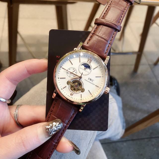 Iwc 万国葡萄牙陀飞轮系列皮带：意大利小牛皮尺寸：表径42Mm机芯：亚洲自动机械开模，超薄陀飞轮机芯，机芯带 24小时曰月图案显示功能，6点钟位置陀飞轮，机芯