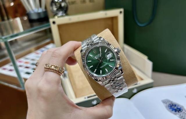 劳力士日志外观设计：表径为41毫米，表盘颜色为薄荷绿色，清新独特，在光线照射下质感细腻。表圈采用18K白色黄金制成的三角坑纹外圈，是劳力士的经典元素，闪耀且辨识