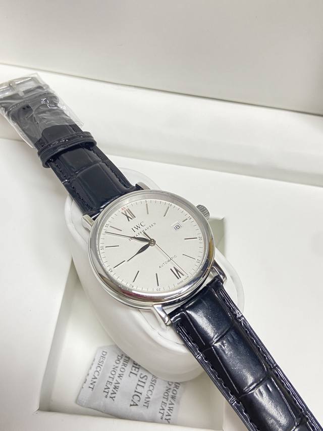 万国波涛菲诺终极版火爆上市 波涛菲诺的纤薄优雅的体态，是业界永恒的经典，简约大方的设计是正装商务表的首选。整体感觉儒雅温和，经典卓绝。 表盘，指针 字面与原装一