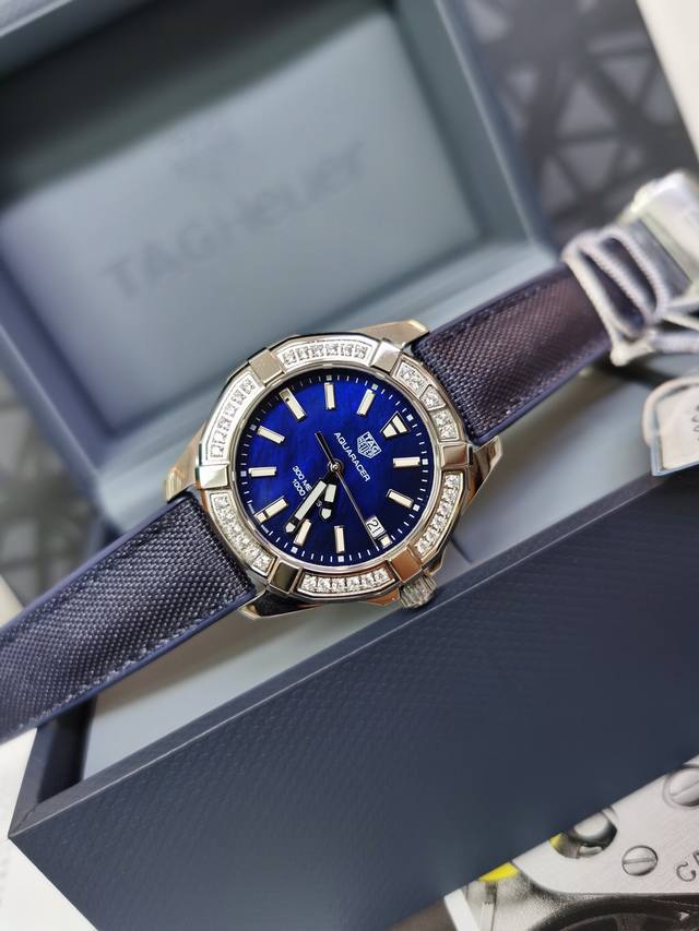 新款！！原单泰格豪雅竞潜系列石英女表，35Mm直径表壳，橡胶带款，原厂陶瓷圈口精致奢华、温润如玉。镶钻款表壳闪耀夺目，搭配闪到耀眼的搪瓷表盘以及七彩斑斓的天然珍