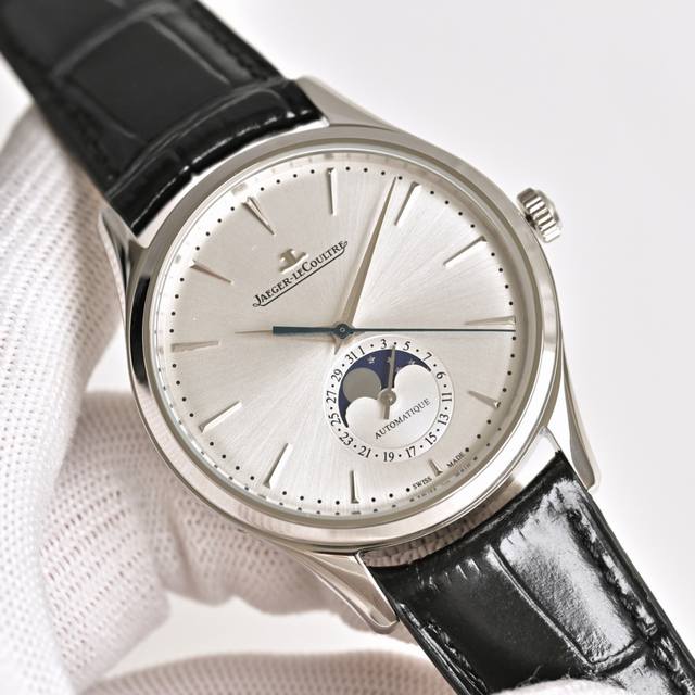 积家 Jl 月相大师 表壳直径39Mmx9.9Mm六点钟的子盘为24小时同步时针功能， 技术突破 采用海鸥2824改积家自产Cal.925 1机芯，功能百分百同