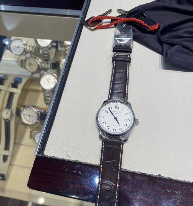 这款浪琴复刻系列，是不是看着挺个性，型号L3.774.4，整体上手特别好看，看腻了经典款，像康卡斯，名匠那些，可以试试这款，大气，夜光也很犀利，喜欢可以入手。