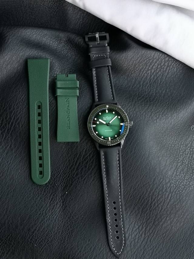 Gf特别推荐：Blancpain 推出两款全新 Fifty Fathoms Bathyscaphe 诠释，将光线作为设计标志。首次，Super-Luminova