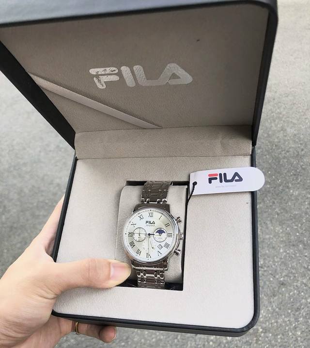 以前一直以为Fila是做服装，现在才知道手表也做，今天这款手表呢也是我喜欢的一款，整体的一个外观是金属表带加白色表盘，表盘也设计了三眼六针，也可以当做秒表使用，