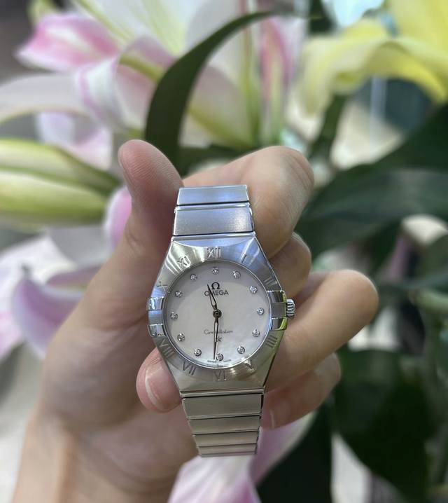 欧米茄星座系列 28毫米精钢女表 欧米茄星座系列曼哈顿，28Mm小表径的精致感太戳我了！全钢材质搭配白色贝母盘，阳光下折射的光泽美到窒息钻刻时标自带高级感，石英