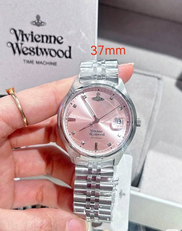 Vivienne Westwood 薇薇安西太后手表绝美碎冰蓝 不同光线会呈现不一样的蓝色调，好看到挪不开眼睛的程度。 大小两个尺寸，可做情侣款，姐妹款。 钢壳