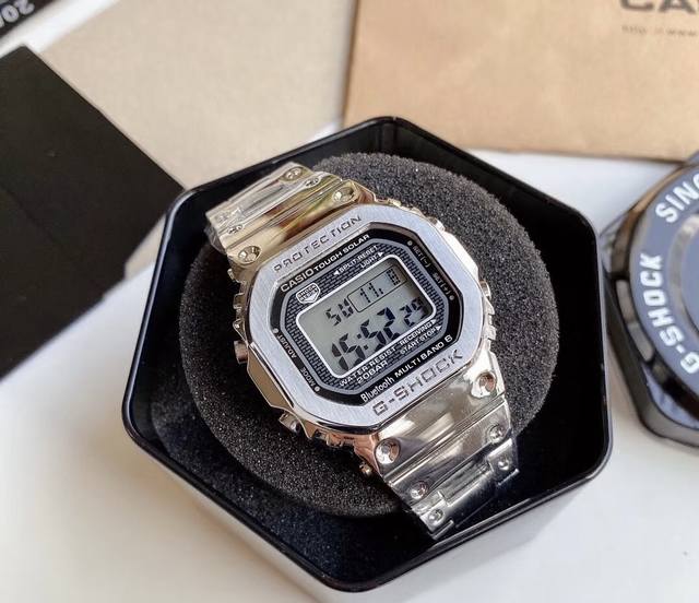 超的一款，夏天必备！特别版W-B5000方块钢带表 采用了极为用心的抛光和打磨，显得质感非常高级。经典的G-Sho壳形金属化之后，无性别搭配。配全套包装实物实拍