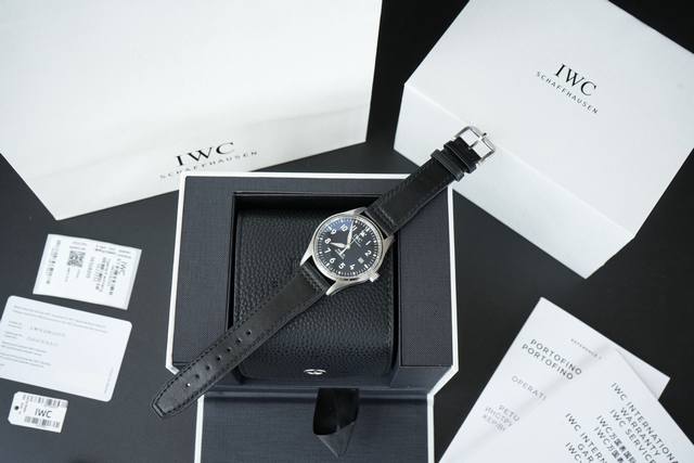 硬货首发，爆款新款，市场独家！Iw328201。万国飞行员马克二十传承腕表，采用原装瑞士机芯。40Mm表径，全数字刻度超强夜光，双面防反光凸状蓝宝石玻璃表镜。独