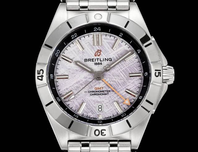 百年灵Breitling，机械计时系列A32398101M1A1！ Chronomat Automatic Gmt 40 重磅来袭！ 1这款双时区腕表盘面简洁凌