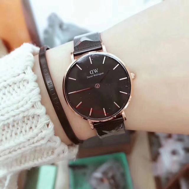 品牌：丹尼尔 惠灵顿 Dw 类型：精品情侣腕表机芯：进口石英机芯材料：矿物质超强镜面可配: 钢带网带皮带尼龙带爆款：时尚大方 经典风格 简约大气尺寸：40Mm，