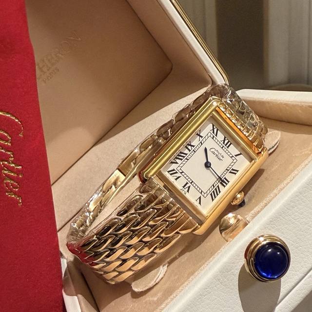 卡地亚坦克Tant Must！限时赠送进口荔枝纹小牛皮表带 专柜均可互换 年卡地亚全新推出的Tankmust腕表。It Must Be A Tank在所有经典的