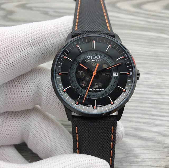 Mido 美度 指挥官系列 M021.407.37.411 Commander Gradient 香榭系列渐层80小时腕表，透过渐层半透烟熏色面盘，模糊了镂空与