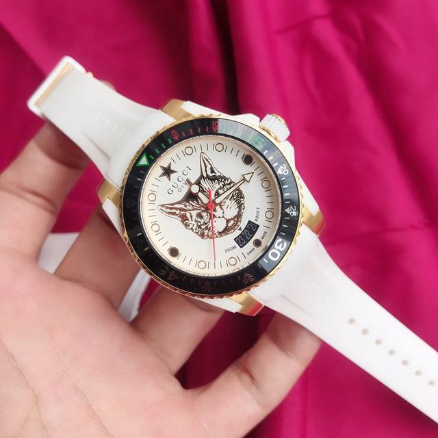 Gucci 古驰原单中性潜水表，新款到货，以品牌标志性动物图案和夜光显示为表盘，应用不锈钢材质，经缎面拉丝润饰，并搭配与表盘配色一致的橡胶表带，表盘单向旋转表圈