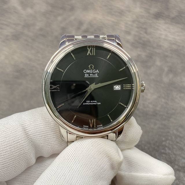 欧米茄蝶飞系列腕表。优雅纤薄的外表，搭配简约大方的设计，完美诠释原装优雅商务的经典魅力。腕表尺寸39.5毫米X10毫米。字面刻度和指针全部继承原厂工艺，先精磨抛