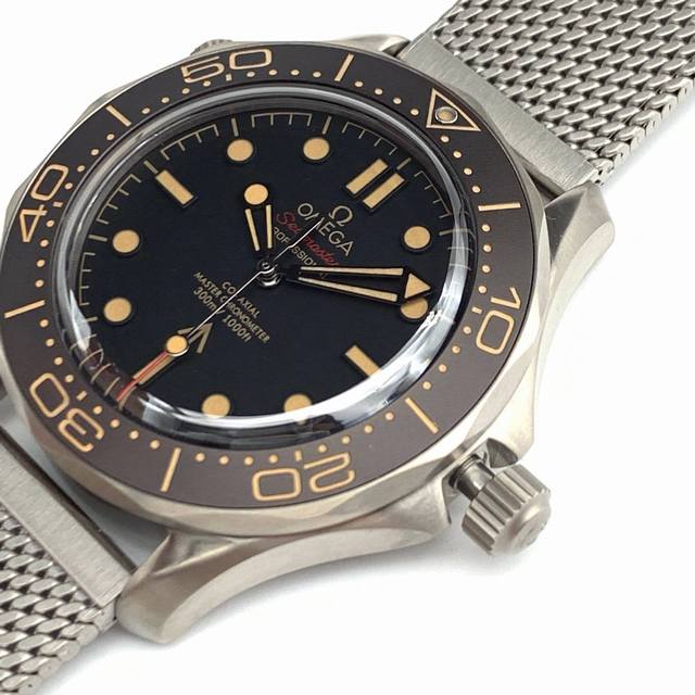 海马系列007-Seamaster Diver 300M 推出新款海马300米无历型号！海马300系列 圈口对标为铝圈，圈口刻度带冰蓝夜光效果。精磨网带，头粒与