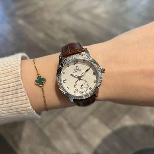 Omega 欧米茄花女神必配，手表采用双卜蓝宝石玻璃 配置精准进口机芯 完美35Mm 厚13Mm尺寸 316实心精钢 钻钻细心入镶 撩动心弦一遍一遍，恰似玫瑰的