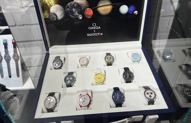 X Swatch 联名腕表 与斯沃琪的联名款“天花板版本”来啦 装配Etag10212机芯 机芯 ▲看完不上当 正面区别 第1点区别最直观在于市场货塑料感十足，