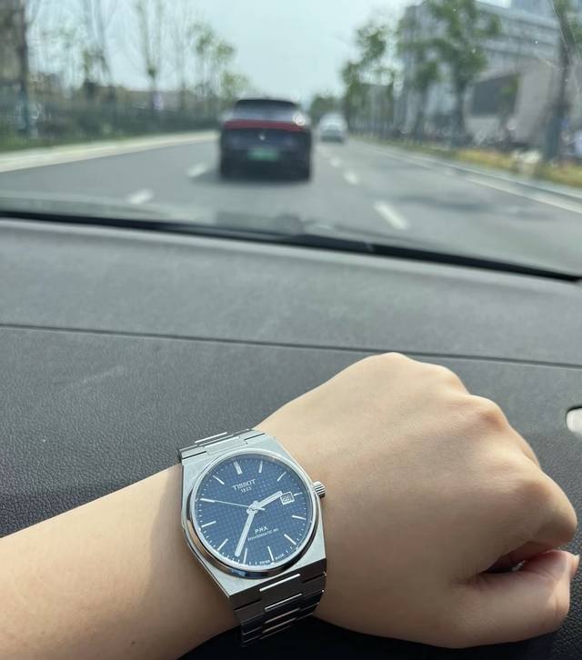 做梦都没想过会买这个品牌的表，完全是被颜值所吸引的，真的没让我失望，放射巧克力蓝盘在不同光线下折射出来的颜色由深变浅，整表做工很好，拉丝处理让表看起来摸上去更有