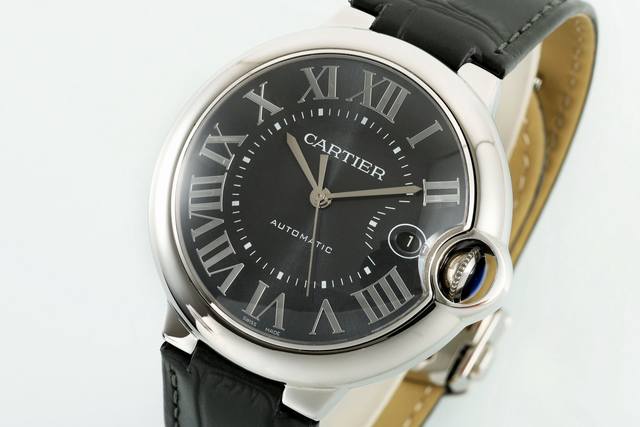 新款细节图上市 Af卡地亚Cartier蓝气球40，特推出皮带快拆双按扣，做工精细，告别工具与销轴的烦恼，轻按快拆键，一秒完成表带更替。装卸零难度，无需繁琐步骤