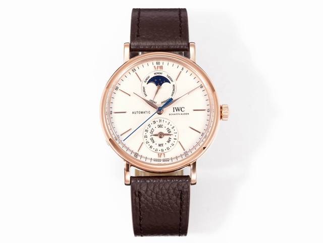 Gr新品。匠心打造！ Iwc柏涛菲诺系列Iw359001腕表是品牌推出的第一款配备全新自主研发全历模块的作品！ 而其他款式不同，此次表盘采用“上下双眼”布局，1