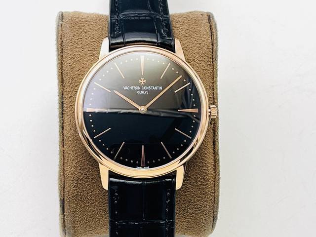 江诗丹顿 传承系列8 超薄腕表，为舒适和优雅完美代言！ 1直径40毫米； 2壳套：流畅的圆弧，美学的精髓，搭配微弧式表耳设计，使之更加贴合佩戴者的手腕。 3极简