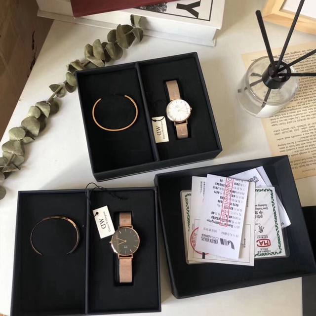 原单Dw全新推出简约时尚手表，表盘充满现代感，结合经典Classic简洁精致的设计造型，腕间时尚的再定义 尺寸40Mm 36Mm 32Mm 28Mm