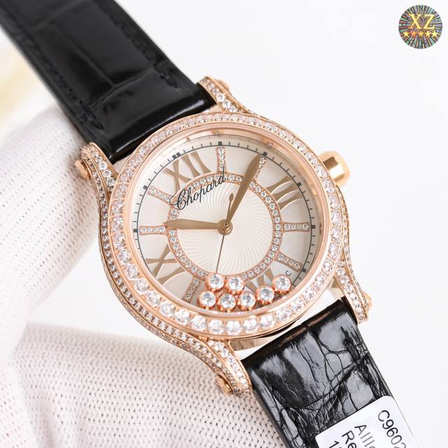 全网首发萧邦Happy Sport系列满钻限量款，“有金有钻”寓意有进有赚 1壳套采用316L精钢制成，表壳两侧均镶嵌圆形明亮式切割钻石，颗颗火彩熠熠，色泽白净