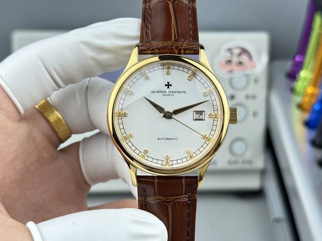 江诗丹顿传承系列腕表火爆上市！简雅大方，完美结合，让你感受优雅绅土气息！ 该表搭载原装进口9015超薄机芯，每小时振频28800次，性能稳定，零返修！表壳： 釆