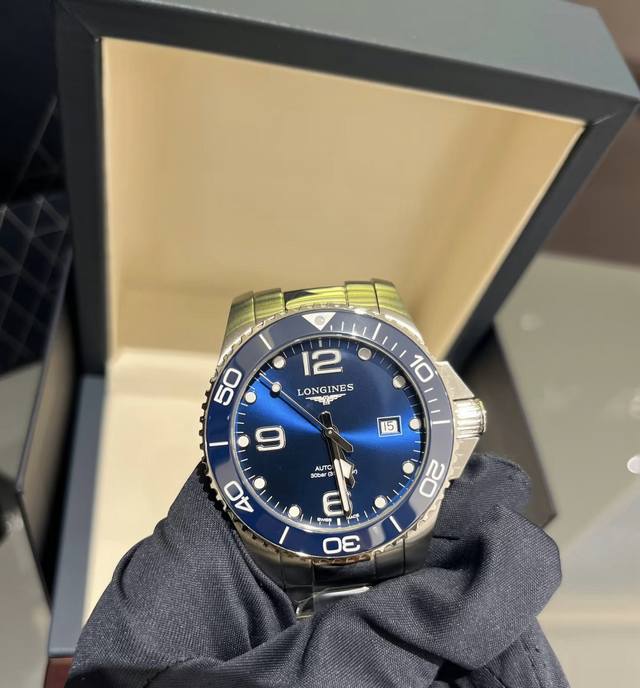 浪琴康卡斯陶瓷圈潜水表 经典的太阳纹饰底盘，镶嵌立体时标，可旋转陶瓷圈，防水深度300米，大气又时尚！ 机械机芯动能最长可达约72小时左右。 #潜水表