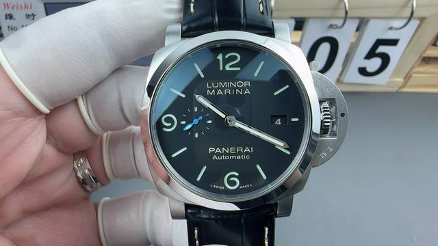 上手这支沛纳海pam01312真的被惊艳到！经典庐米诺系列44Mm表径上手超有分量，蓝色鱼雷针在阳光下像跳动的深海精灵，标志性护桥设计上手秒变硬汉风，通勤休闲都