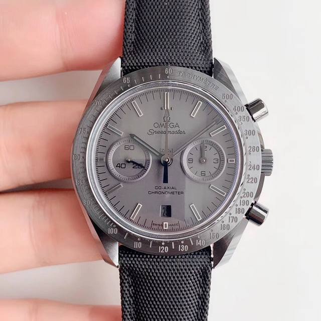 最新力作 完美出击 魔力诱惑 神秘魅力 月之暗面 续写传奇 延续Om自主研发自制9300机芯3点盘为 12小时 和 60分钟 累积计时盘，所有功能及外观均按照原