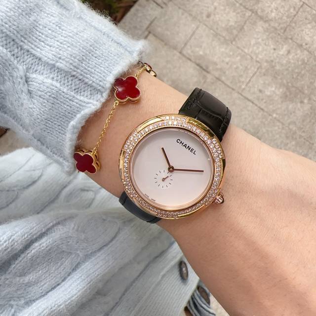 Chanel 香奈儿，蓝宝镜面，瑞士进口石英机芯，尺寸：37.5Mm ，厚度：10Mm，超好看哒，好看又便宜，内在外在都美 实用更显品味