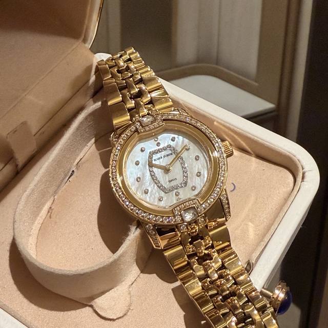 罗杰杜彼 升级版到货Velvett名伶系列 女士腕表 Velvet系列表盘线条鲜明有型,透过两个不同层次展现立体浮雕效果。数字和镶块位于表盘中心,表耳经悉心装饰