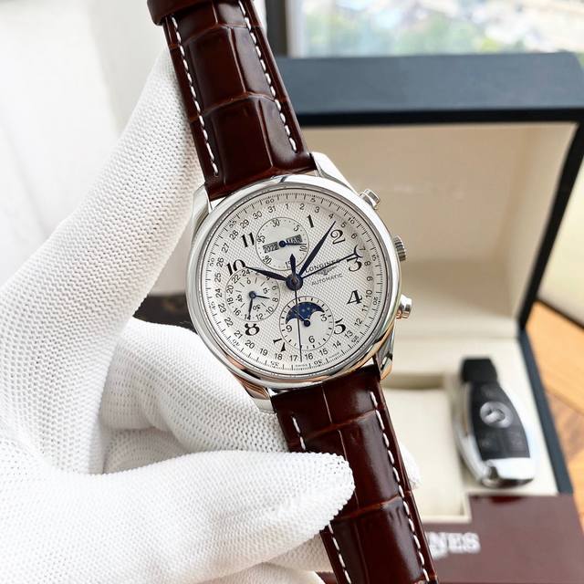白 金 品牌:浪琴一Longines 热卖爆款 款式: 40Mm版 “名匠” 七针多功能 经典永不过时 市面上 唯一一家 采用 原装“自动陀”底盖可见，表壳做工