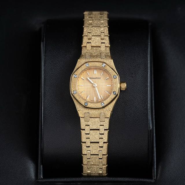 谁能拒绝这块爱彼霜金迷你23Mm 爱彼新出的这支皇家橡树67630Ba，把 贵气 展现到极致！表盘是细腻的沙金石肌理，光线底下会泛着细碎的光泽，格纹纹路和经典八