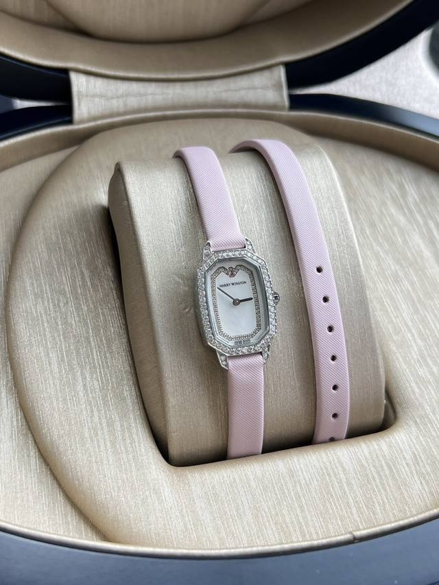 海瑞温斯顿 Harry Winston 印记 Emerald系列腕表 缤纷时光 因你而定格 缎面双圈表带将旑旎风情缠绕腕间 与耀眼钻石和珍珠贝母 共绽柔美光彩