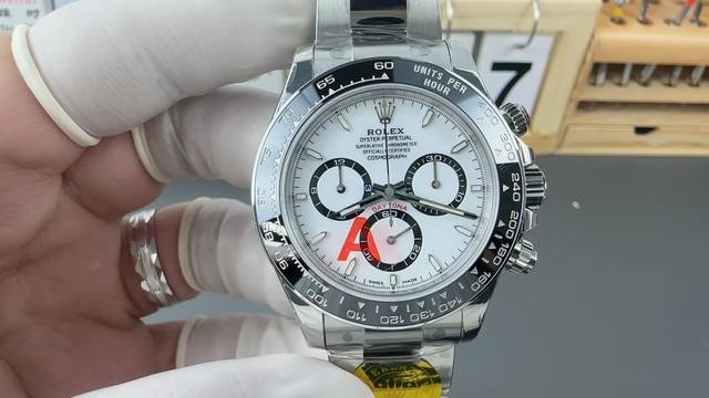 Vs新款熊猫迪 全新丹东7750机芯，40Mm 厚度11.9Mm 两档调时 原版一致 配件细节是目前最高水准，大小秒实心针轴等细节都有 性价比无敌 超强夜光 防