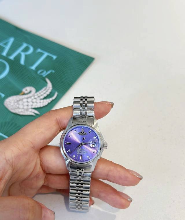 一直很喜欢西太后的设计 从到到都深得我心 特别这款西太后电光紫尊嘟一眼万年 表盘大小29Mm 上手适中 完全不挑手型 紫色表盘搭配银色钢表上手显白又显气质 从设