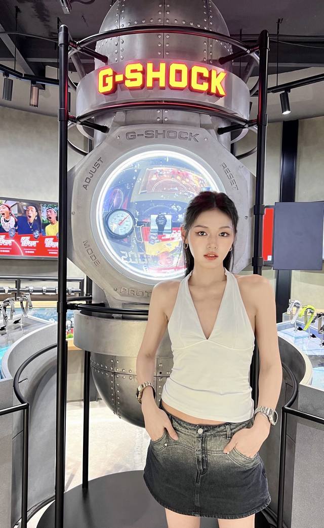 白 金 一直想入块时髦又好搭的手表 还得是G-Shock！ 一眼相中B5000小银块 银色方块复古又飒气 金色同样很有范 街头风拉满 男表女戴一样好看 这块还是