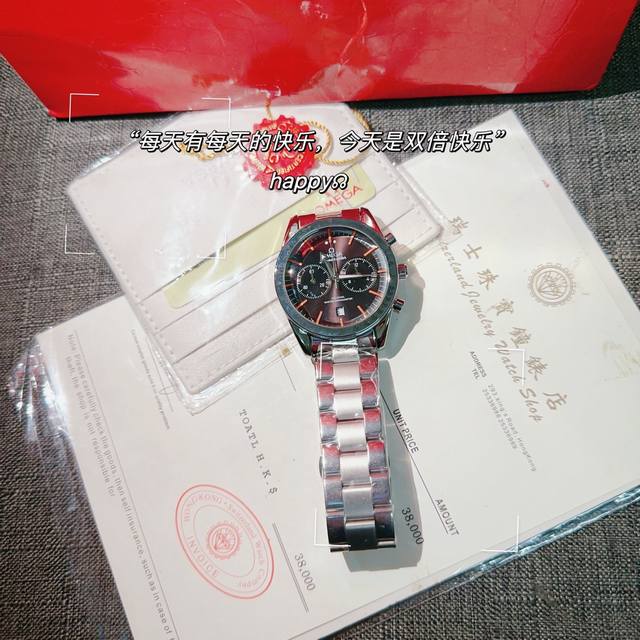 欧米茄超霸系列“史努比奖”50周年纪念腕表 这枚被称为“第三代史努比纪念款”腕表的新品，推出之后就受到了众多人的关注。银质表盘饰有经蓝色D处理的尖角形时标和指针