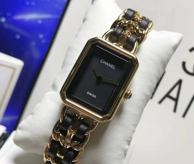 中古女表设计的天花板 1987年 Coco 应邀 为好莱坞女星 Gretagarbo 设计一款女表自此 permiere 方糖黑金表诞生了 这款手表真的是中古女