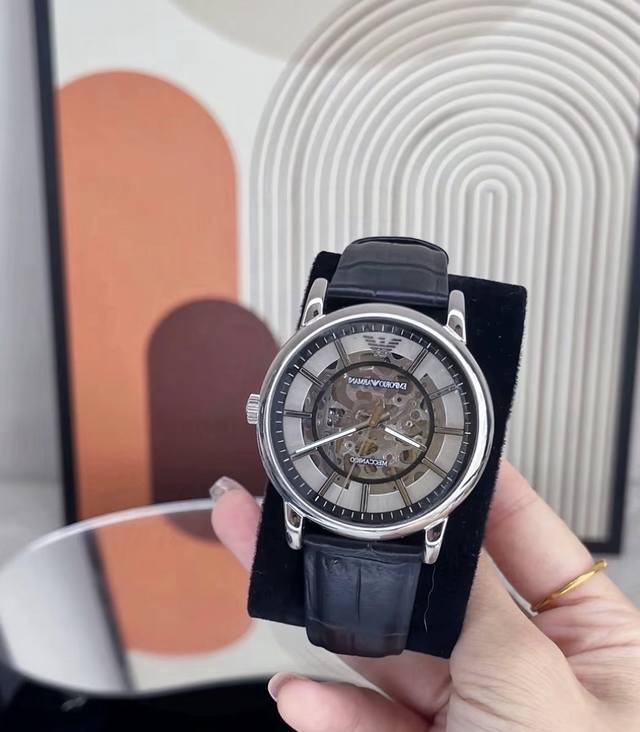 不吹不黑，作为送男友的礼物，阿玛尼Ar1981值得入手，但也有小细节要注意，优点很突出，外观真的抗打，简约大气的设计，男生戴显成熟稳重，不管是职场还是日常都百搭