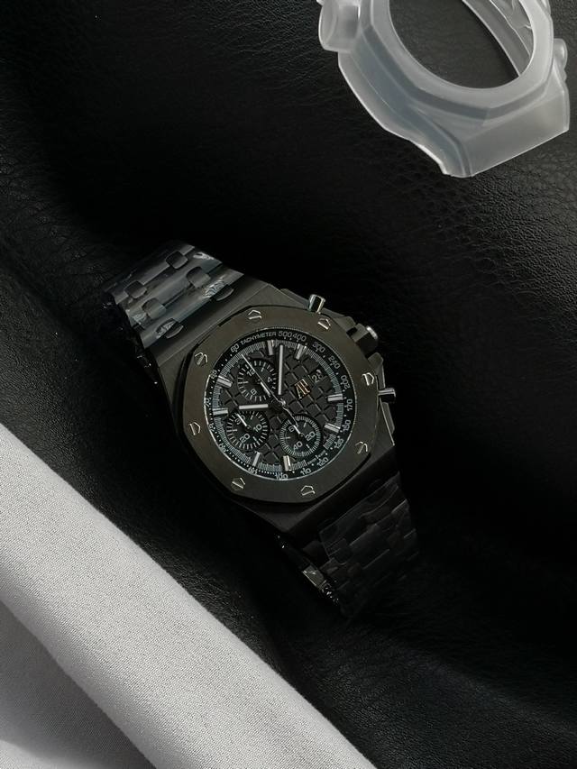 Apk最新发布2025年度新款Ap皇家橡树26238Cd.Ce两款配色 暗夜蓝 黑武士 尺寸是热门的42表径，彰显大气又不失精致，表盘采用Mega Tapiss