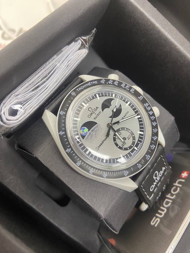 Swatch联名 一体壳 系列 性价比超高。认准细节品质！ Swatch斯沃琪联名款 钢灰色手表，黑色 Velcro 表带，栩栩如生地体现月亮的气质。所有指针和