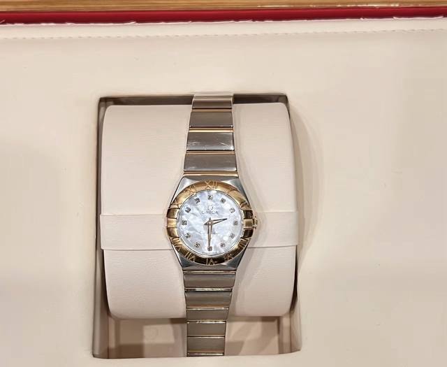 星座系列 石英机芯 100米防水 女表 瑞表 24Mm 银色表盘 精钢表壳18K黄金精钢表带 配件：无附件 星座 123.20.24.60.55 4 石英 精钢