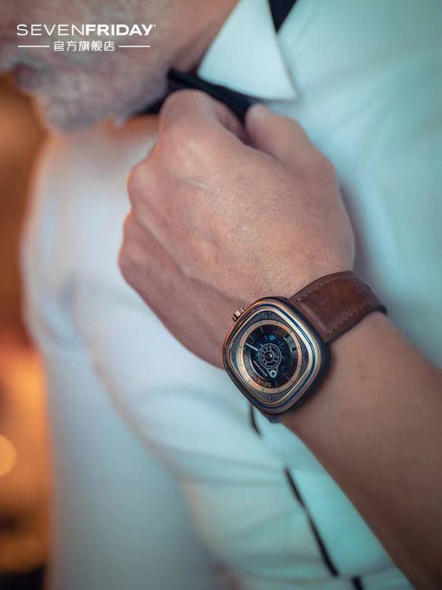 看似不同调的色系， 却意外融合出复古情怀， 装饰艺术美感， 带出鲜明时代个性。 Sevenfriday 7七个星期五5 T204